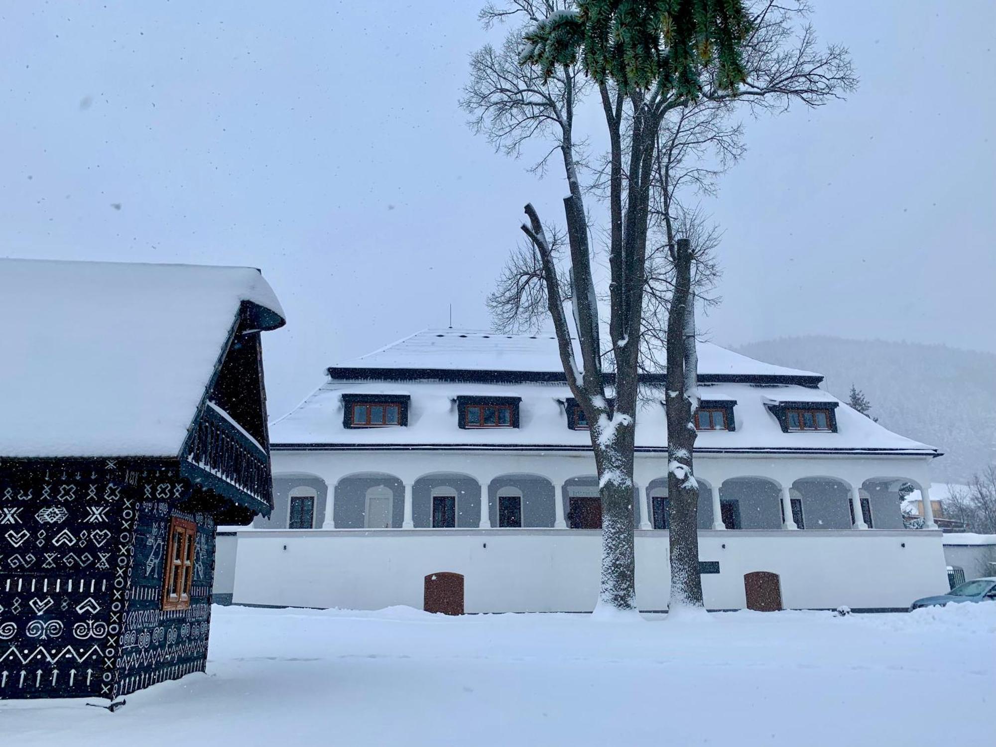 Kastiel Cicmany Hotel Екстериор снимка