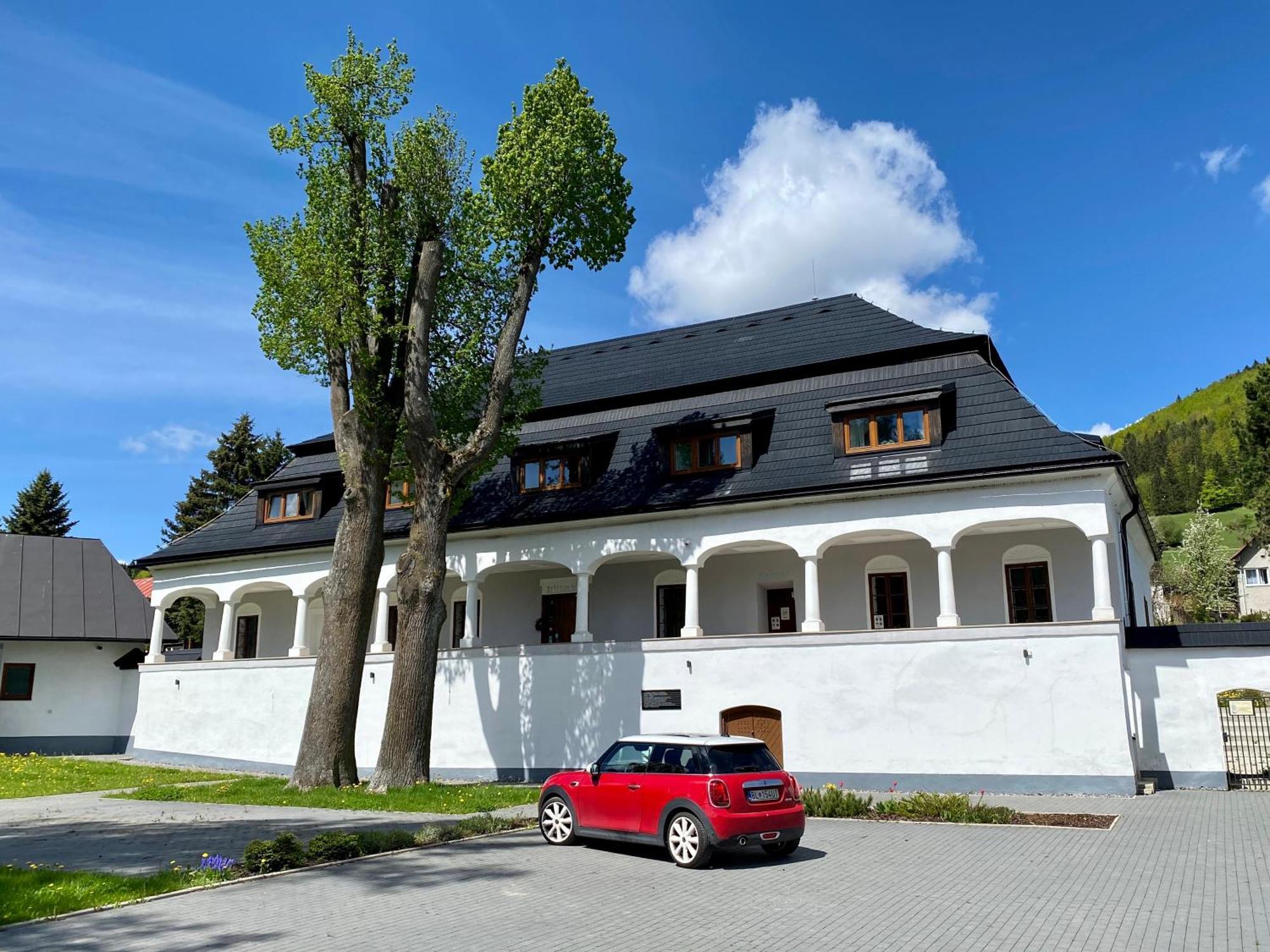 Kastiel Cicmany Hotel Екстериор снимка