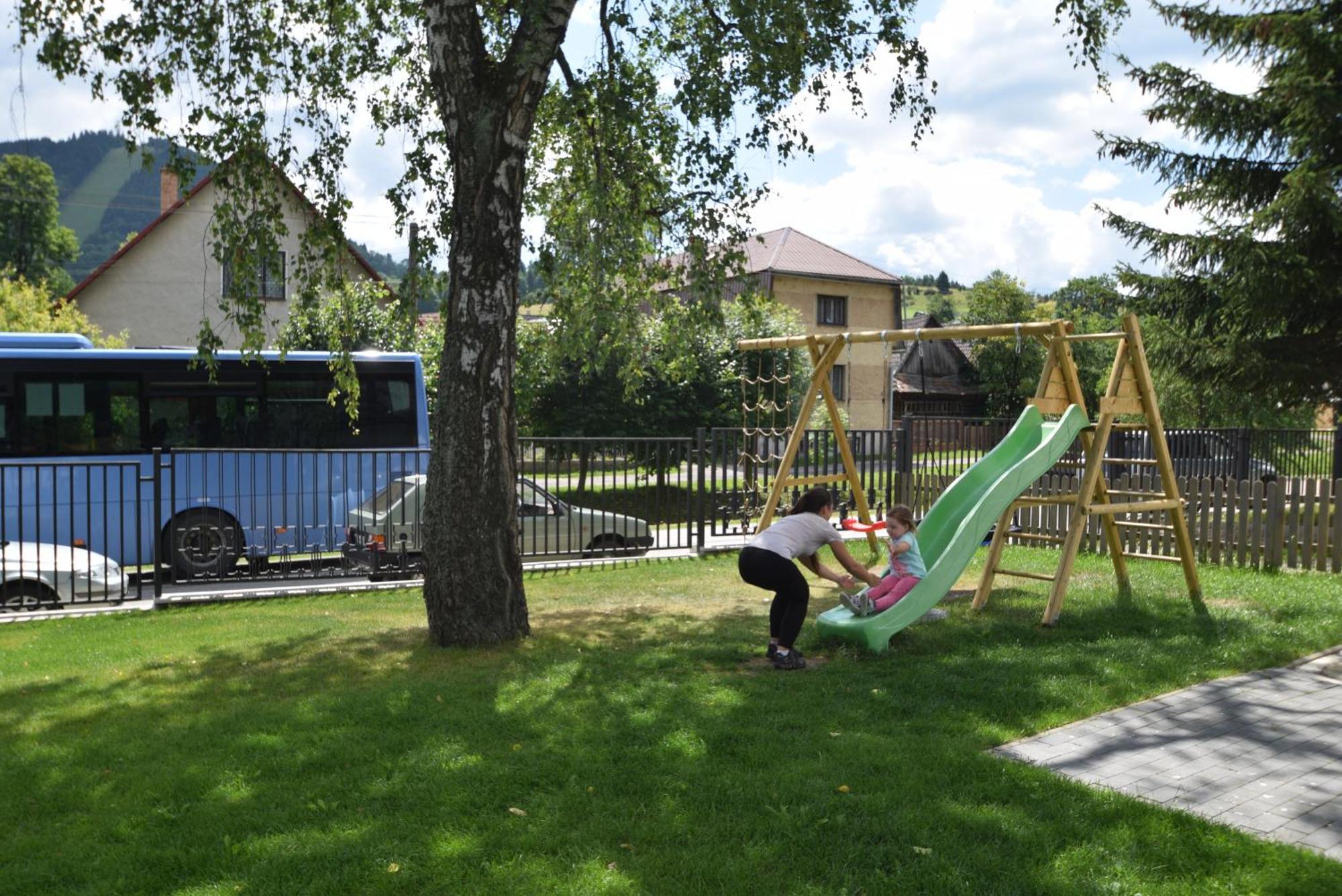 Kastiel Cicmany Hotel Екстериор снимка