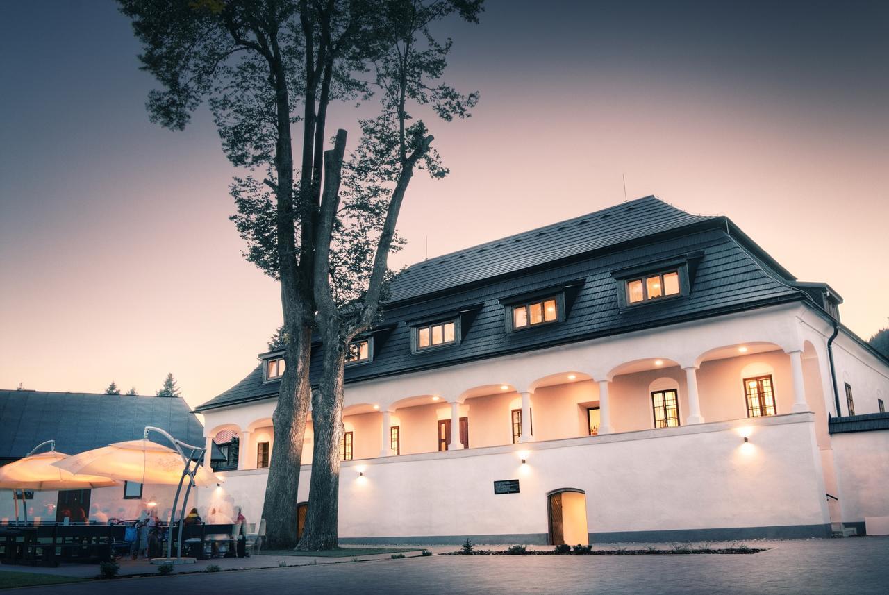 Kastiel Cicmany Hotel Екстериор снимка